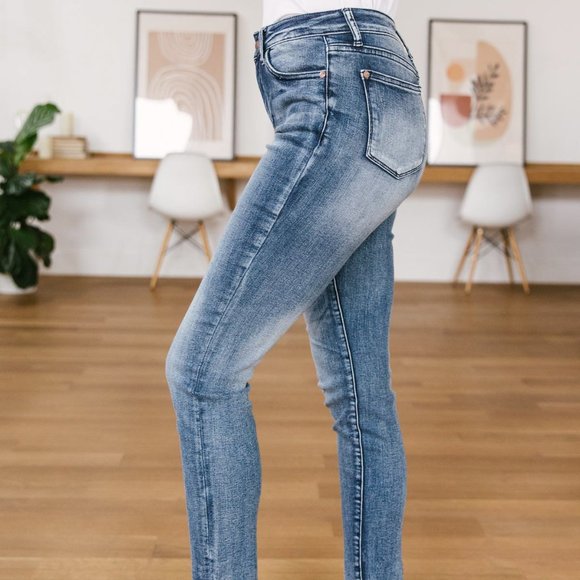 Judy Blue Chase Raw Hem Relaxed Fit Jeans 88191 - Picture 3 of 7